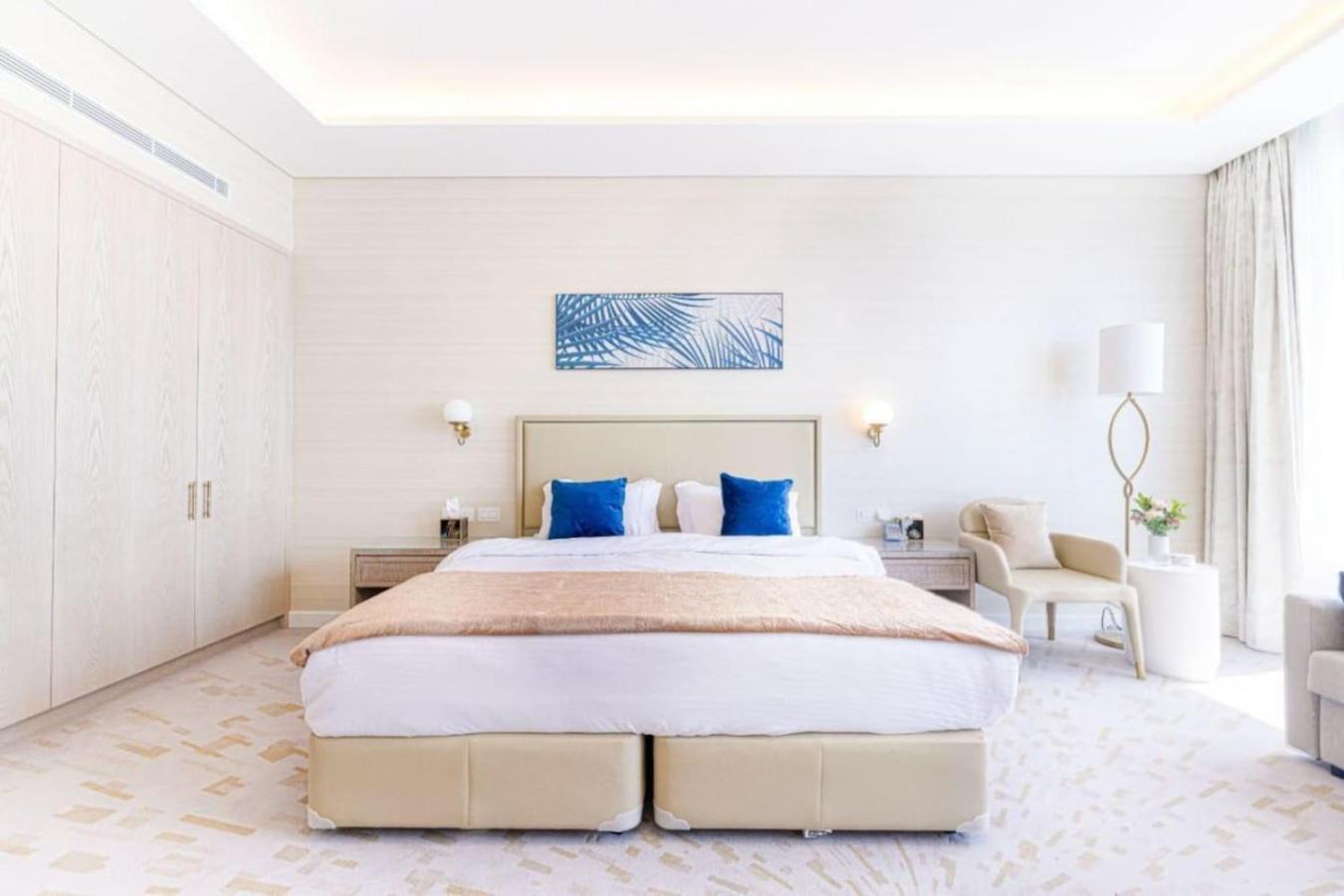 Iconic Views At The Palm Tower Apartment *