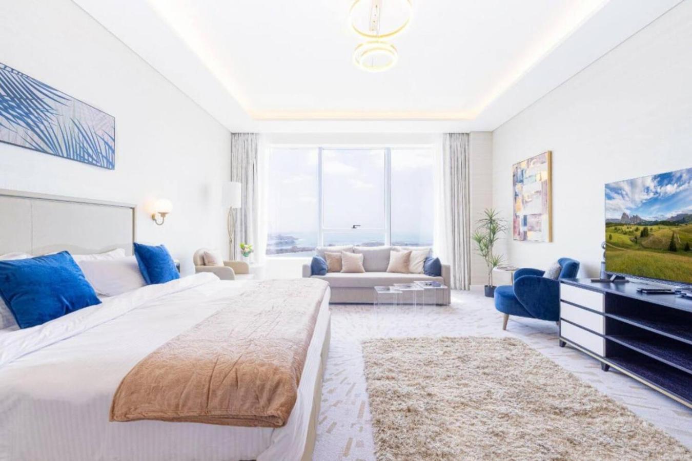 Iconic Views At The Palm Tower Apartment *