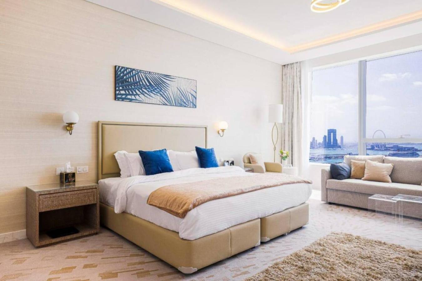 Iconic Views At The Palm Tower Apartment *
