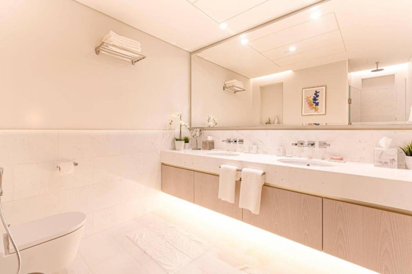 Iconic Views At The Palm Tower Apartment Dubai