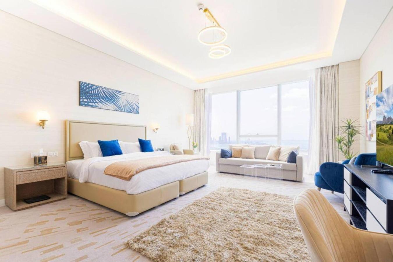 Iconic Views At The Palm Tower Apartment *