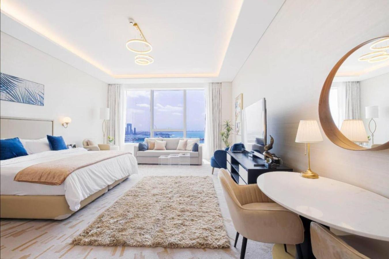 Iconic Views At The Palm Tower Apartment